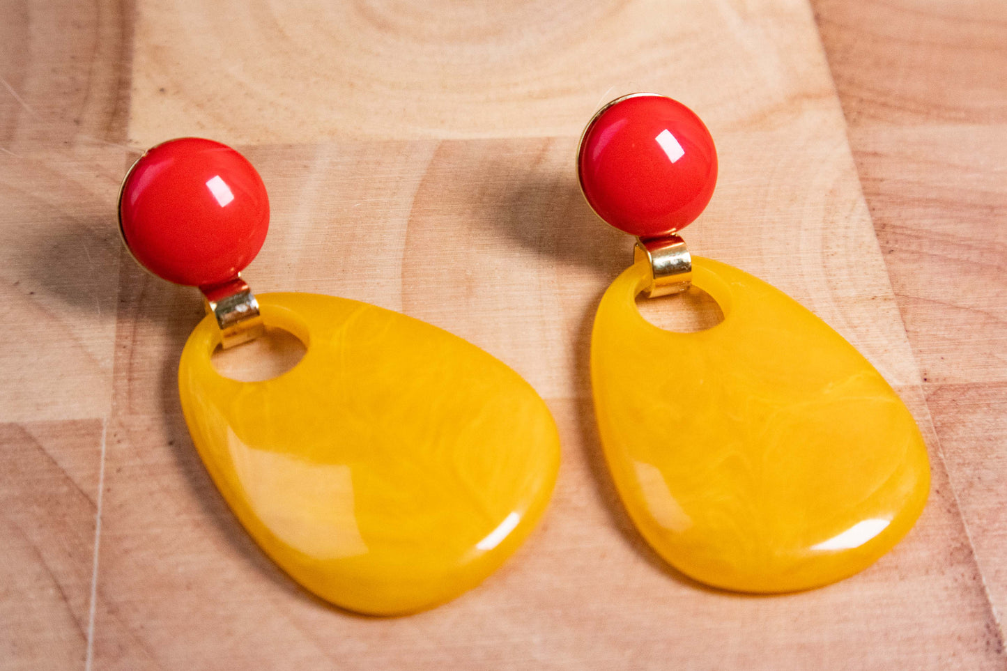Earrings by FeSendra | Resine + cabochon + Gold-plated brass 24k | yellow and orange