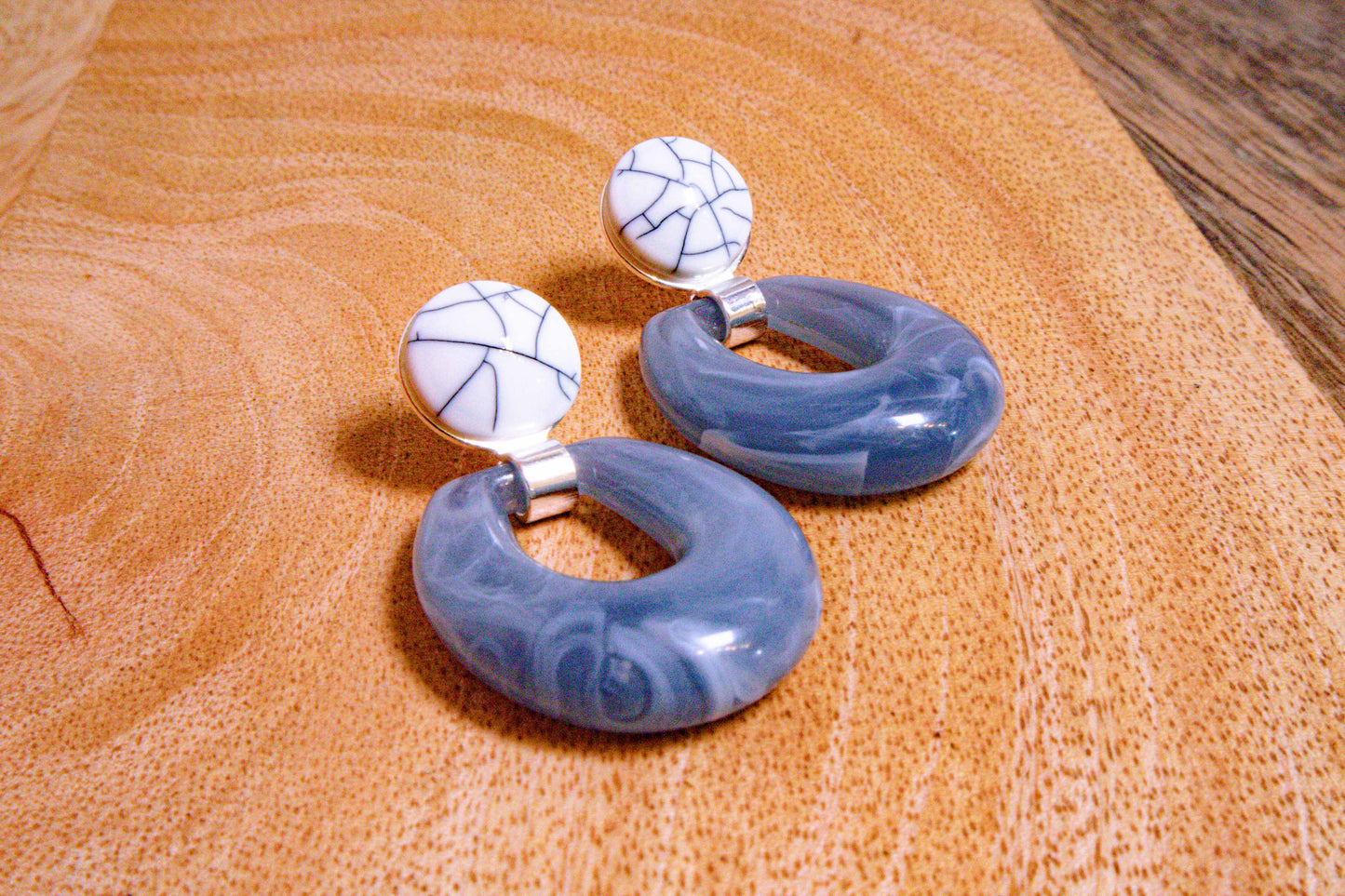 Earrings by FeSendra | Resine + cabochon + silver-plated | blue and white