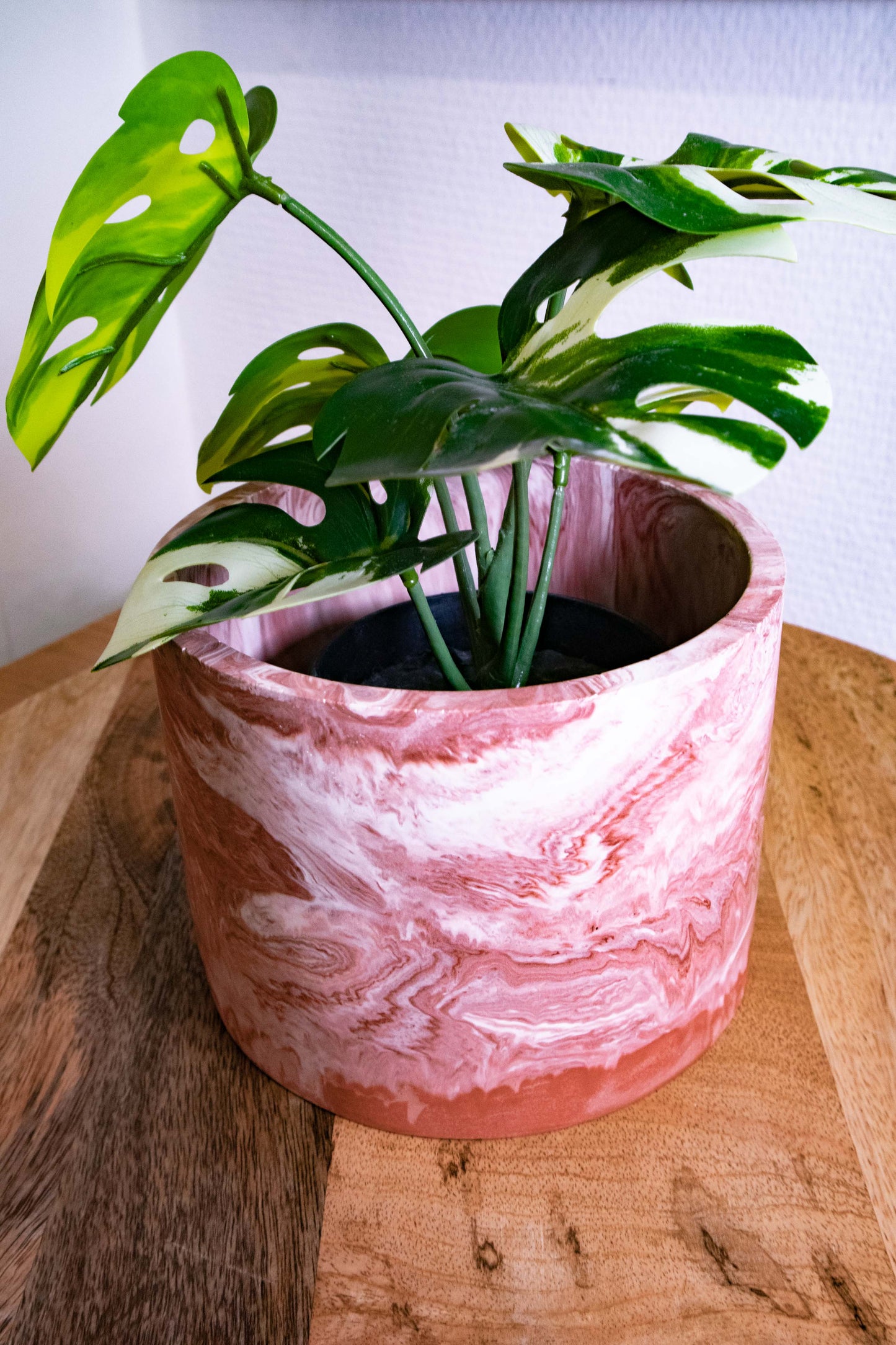 Pot Plant grd - Jesmonite - White and red oxyde marbled