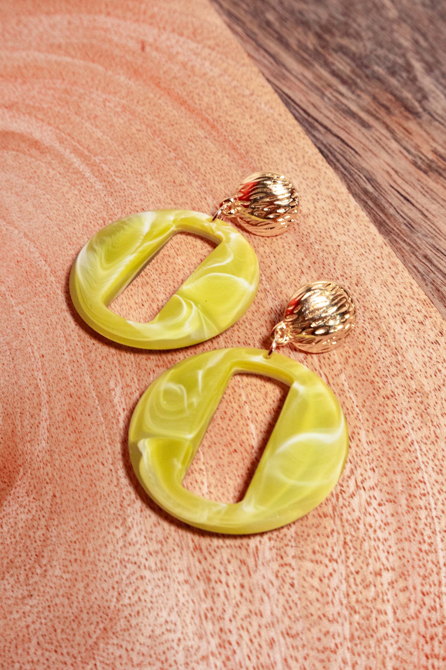 Earrings by FeSendra | Resine + 18k gold plated brass rond | green and gold