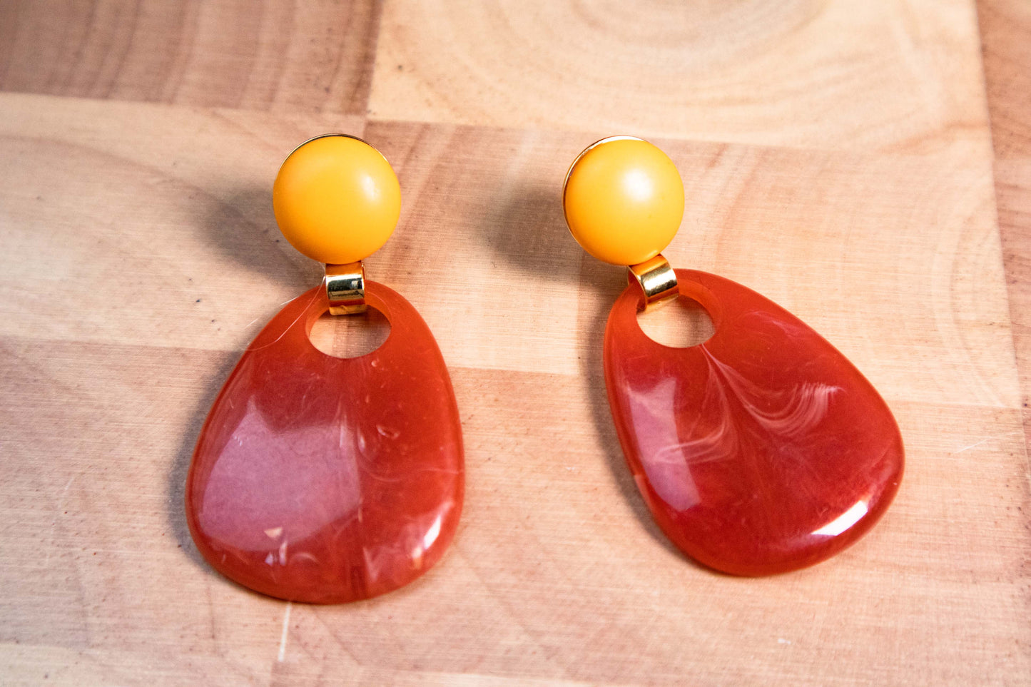 Earrings by FeSendra | Resine + cabochon + Gold-plated brass 24k | terracotta and yellow