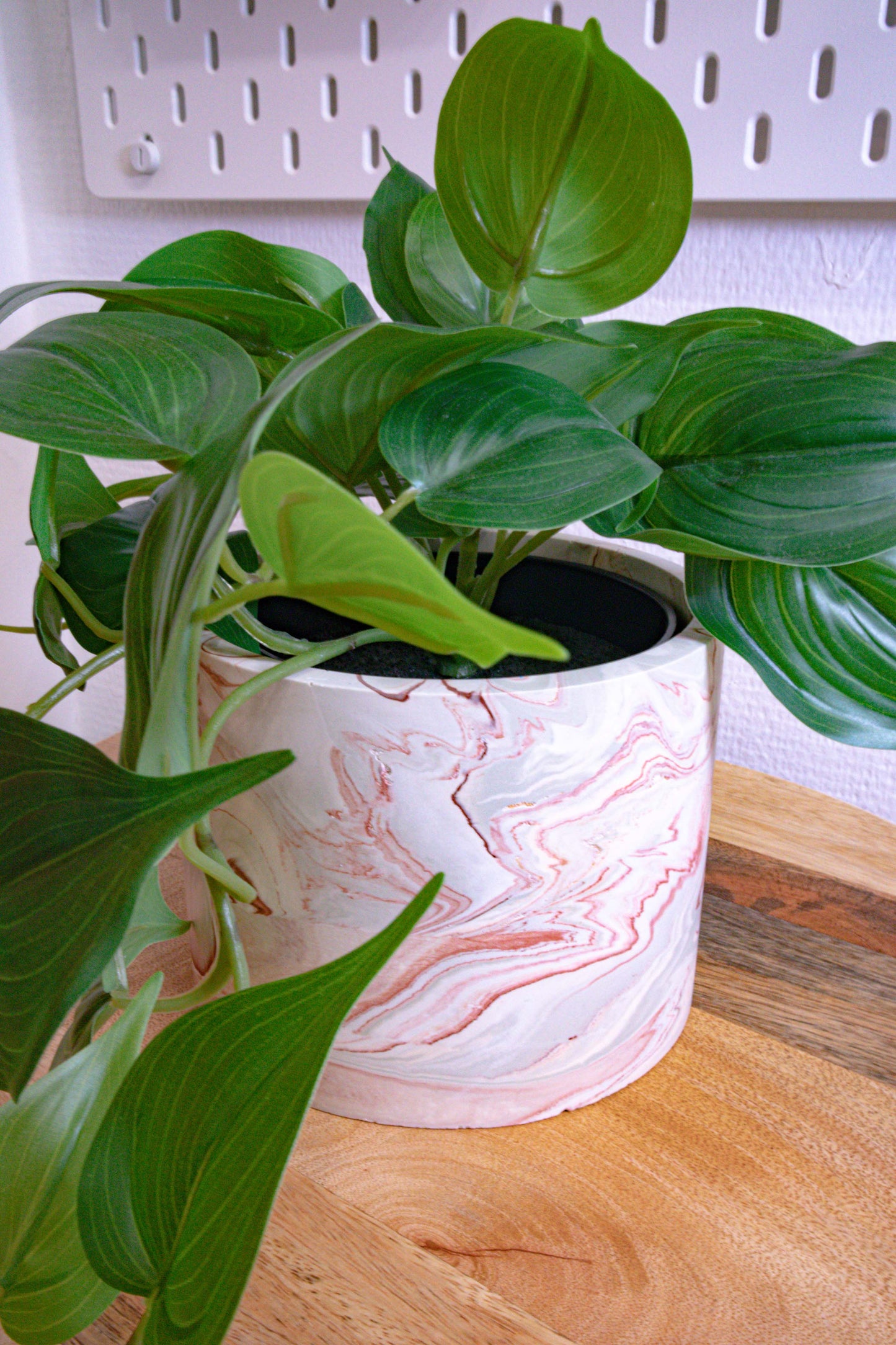 Pot Plant grd - Jesmonite - marbled red oxyd, yellow, green and white