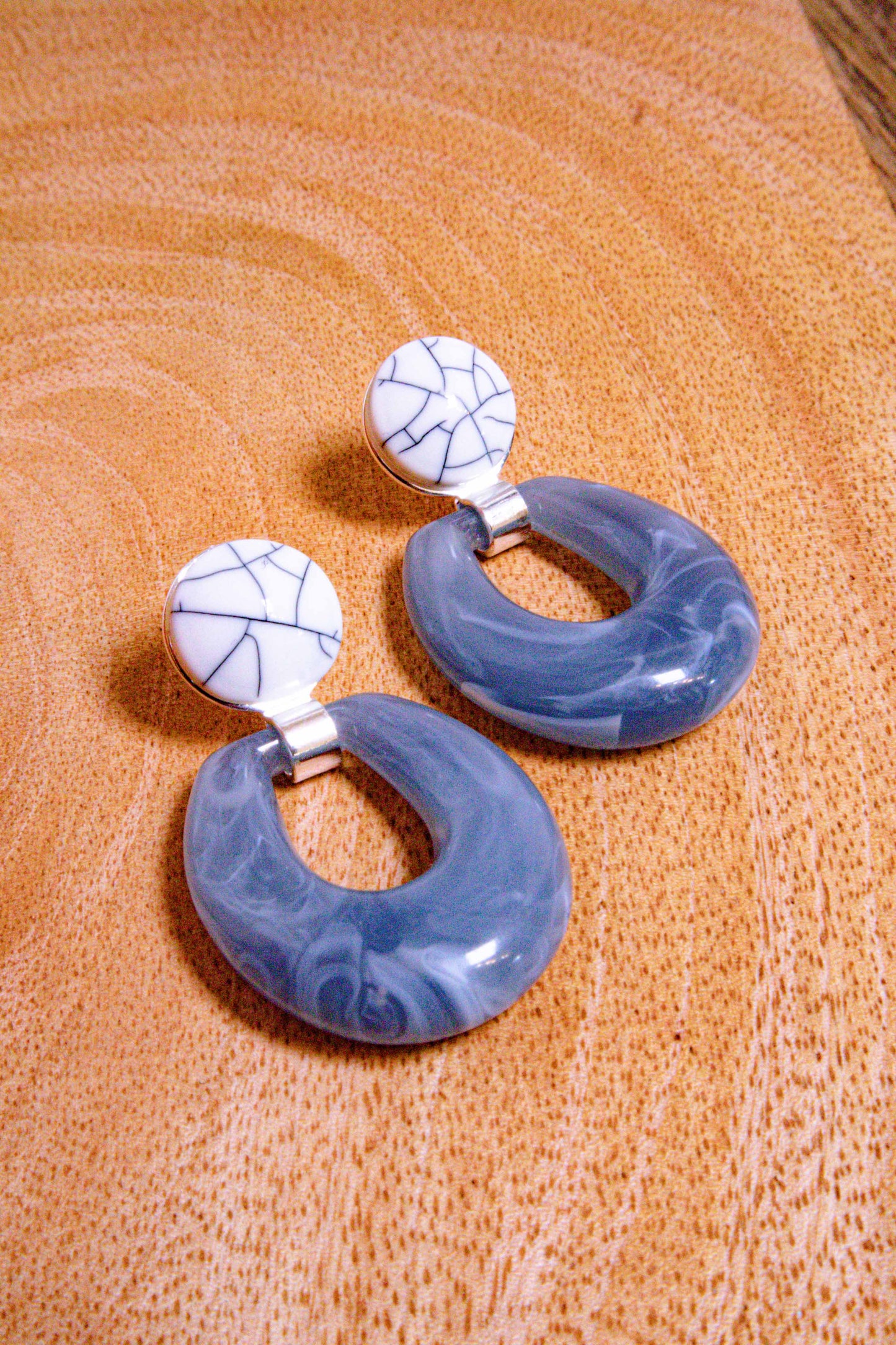 Earrings by FeSendra | Resine + cabochon + silver-plated | blue and white