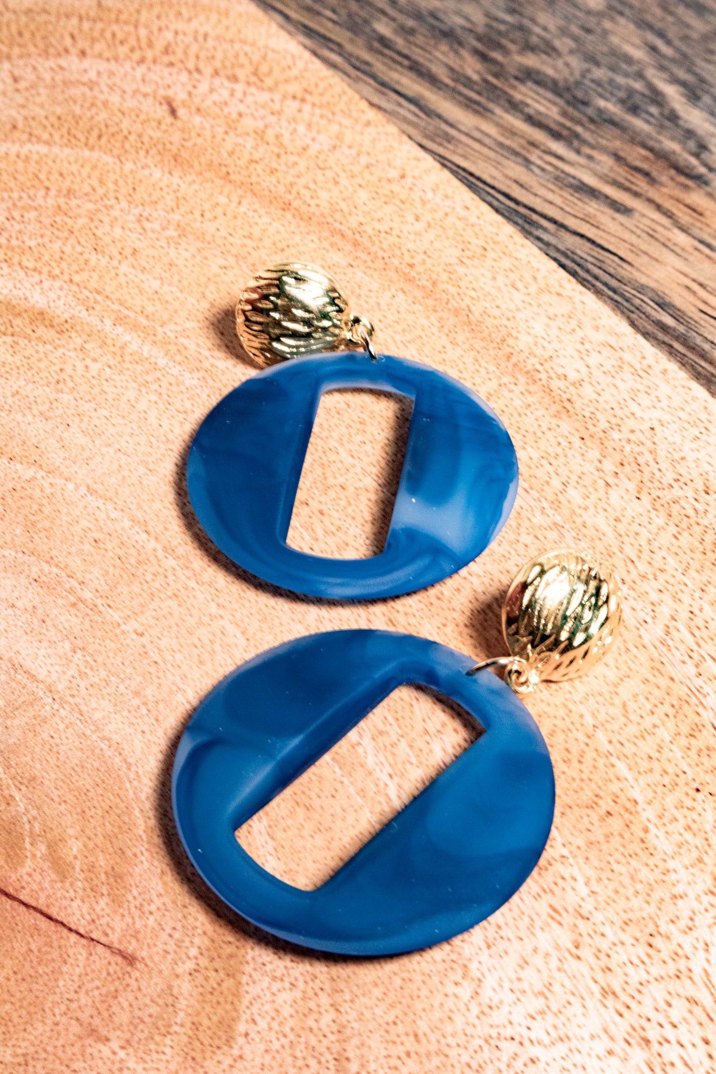 Earrings by FeSendra | Resine + 18k gold plated brass rond | blue and gold